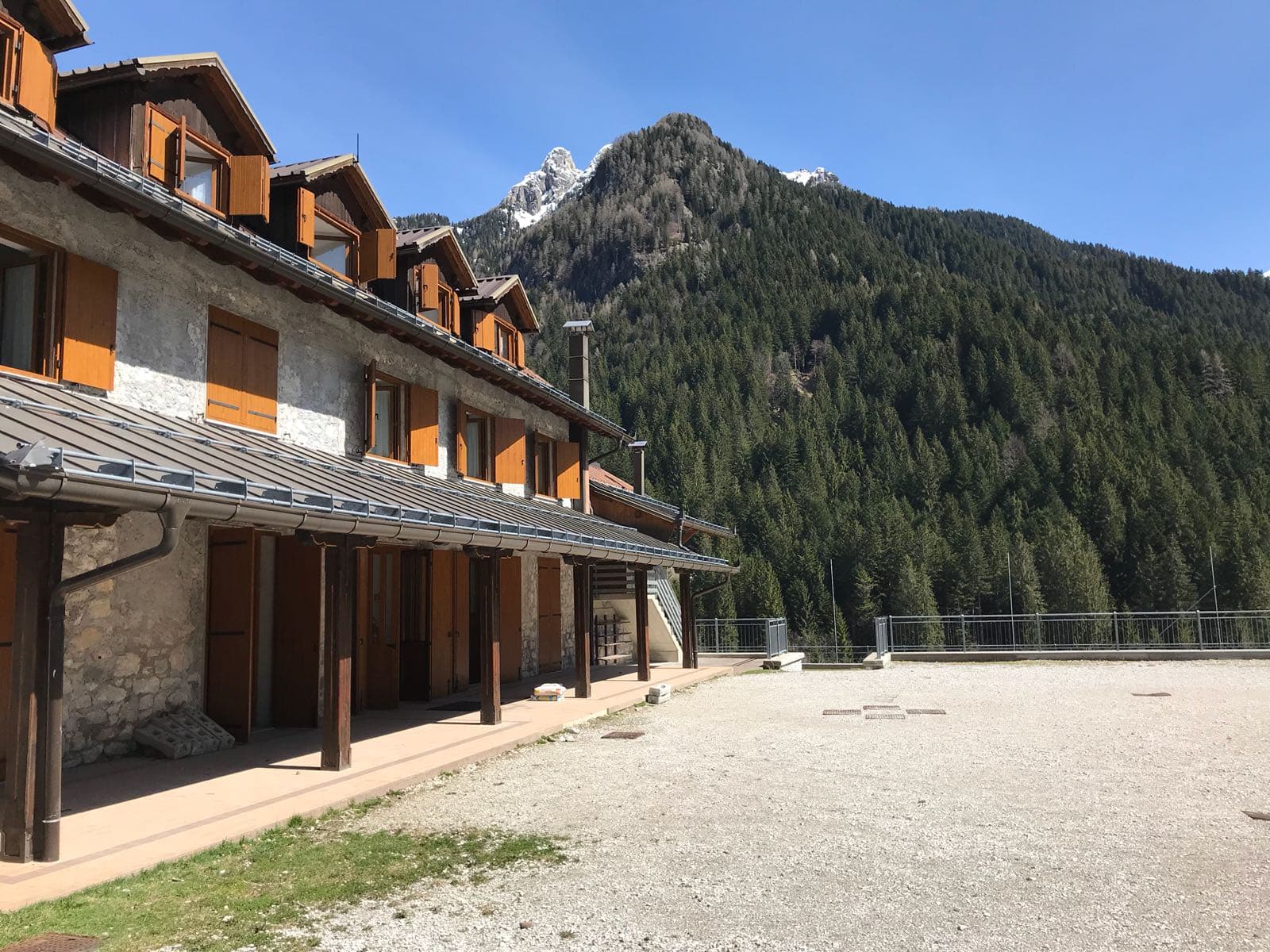 Casa Alpina don Bosco con panorama sulle Alpi Carniche